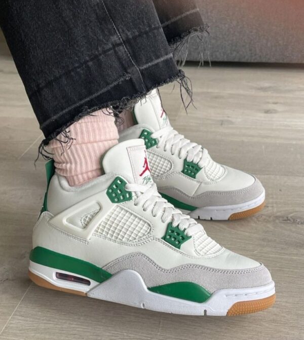 Alternative view of Nike SB X Air Jordan 4 Retro 'Pine Green'